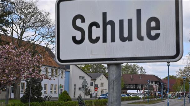 Polizei geht gegen rechte Aktionen vor Schule vor Burg verbietet vorerst politische Aktionen im Umkreis der Schule.