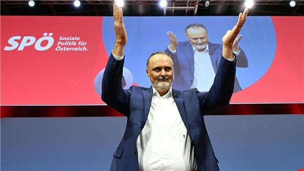 Burgenlands Landeshauptmann Hans Peter Doskozil jubelt zunächst nach der Wahl zum Parteivorsitzenden der SPÖ.