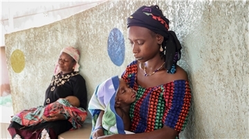 Burkina Faso: Eine Mutter (r.) hält ihren zweijährigen Sohn, der wegen Unterernährung mit einer Magensonde behandelt wird.