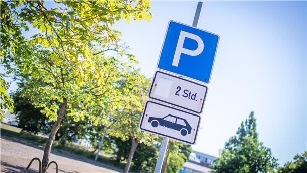 Bus, Bahn und Rad müssen gegenüber dem Auto attraktiver werden. Der Stadthallen-Chef kann sich deshalb vorstellen, die Parkgebühren anzuheben.