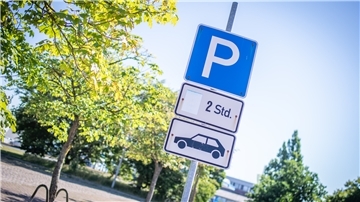 Bus, Bahn und Rad müssen gegenüber dem Auto attraktiver werden. Der Stadthallen-Chef kann sich deshalb vorstellen, die Parkgebühren anzuheben.
