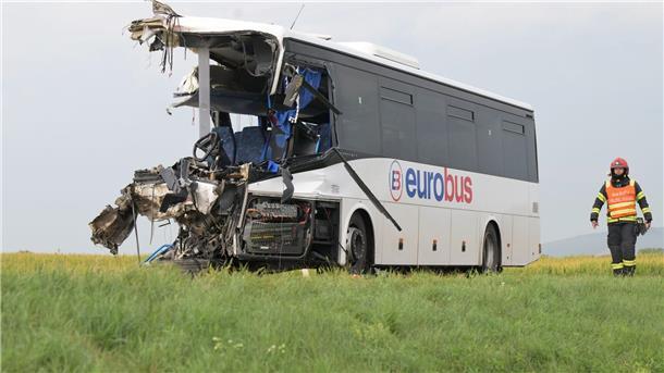 Bilder des Tages Bus kollidiert mit Lkw nahe Drienovec im Bezirk Košice