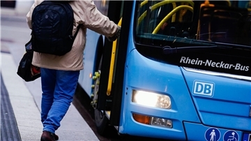 Bus- und Bahnanbieter pochen auf eine gesicherte Finanzierung des künftigen 49-Euro-Tickets für den bundesweiten Nahverkehr auch über die Startphase hinaus.