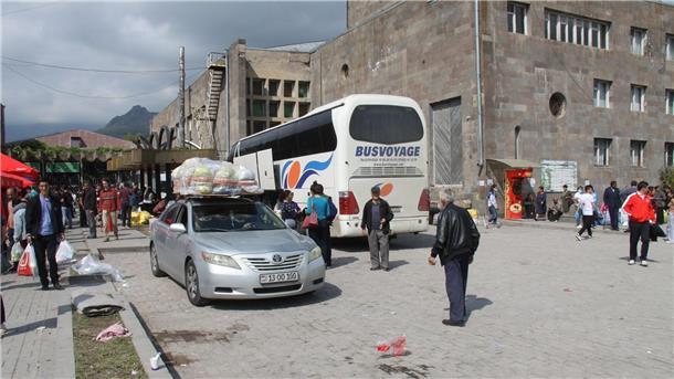 Busse mit Flüchtlingen verlassen ein Auffanglager im Kulturpalast von Goris, der für viele Flüchtlinge aus Berg-Karabach die erste Anlaufstation ist.