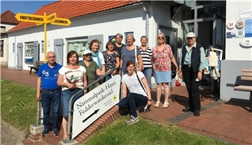 Gästeführer vorm Nationalparkhaus in Fedderardersiel