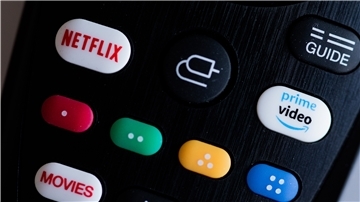 Button für den direkten Start der Apps der Streaming-Anbieter Amazon Prime Video und Netflix sind auf einer Fernbedienung zu sehen.