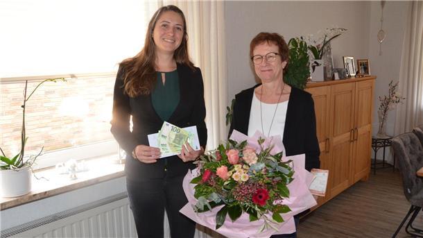 BZ-Geschäftsführerin Theresa Borgardt hat gestern 500 Euro und einen Blumenstrauß an Rita Scheidweiler (rechts) überreicht. Die Nieder Ochtenhausenerin ist die Gewinnerin des BZ-Weihnachtspreisausschreibens.