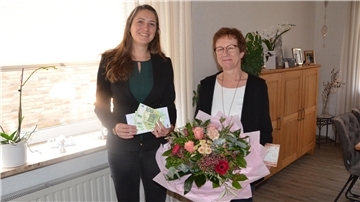 BZ-Geschäftsführerin Theresa Borgardt hat gestern 500 Euro und einen Blumenstrauß an Rita Scheidweiler (rechts) überreicht. Die Nieder Ochtenhausenerin ist die Gewinnerin des BZ-Weihnachtspreisausschreibens.