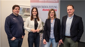 BZ-Redakteur Theo Bick (stellvertretender Redaktionsleiter) und BZ-Geschäftsführer Corvin Borgardt (rechts) stellten den Direktkandidatinnen Vanessa Zobel (CDU, Zweite von links) und Frauke Langen (SPD) Fragen zur Bundestagswahl.