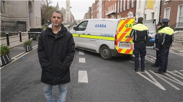 Caio Benicio, ein Deliveroo-Fahrer, schlug mit seinem Helm auf einen Messerangreifer in Dublin ein und verhinderte womöglich mehr Opfer.