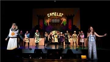 Camelot wird zum Las Vegas des Mittelalters: Kay Krause (König Artus), Julia Lindhorst-Apfelthaler (Die Fee aus dem See) und auch das ganze Ensemble gingen in ihren Rollen auf.