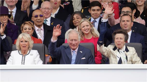 Camilla (l-r), Charles und Prinzessin Anne beim zum Platinjubiläum der Queen in London.