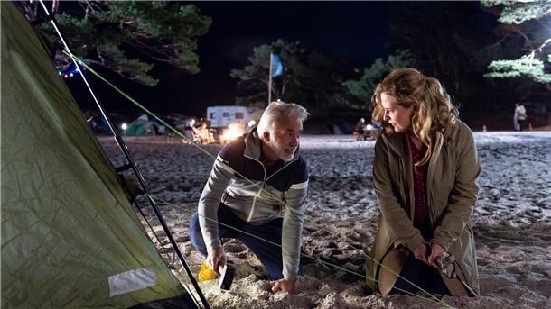 Camping Kalle (Christoph M. Ohrt) zeigt Desiree (Diana Amft), dass er vom Zeltaufbau durchaus etwas versteht.