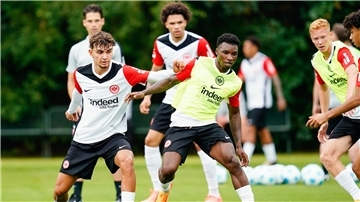 Can Uzun (l) steht vor seinem ersten Startelf-Einsatz für die Frankfurter Eintracht.