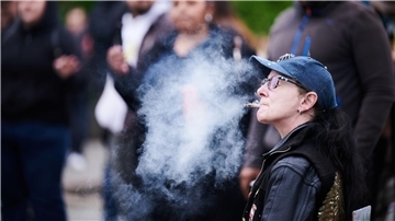 Cannabis-Rauch liegt über einer Demonstration für die Legalisierung der Droge - in der Debatte um Modellregionen für die kontrollierte Abgabe meldet man sich aus Nordrhein-Westfalens Gesundheitsministerium zu Wort.
