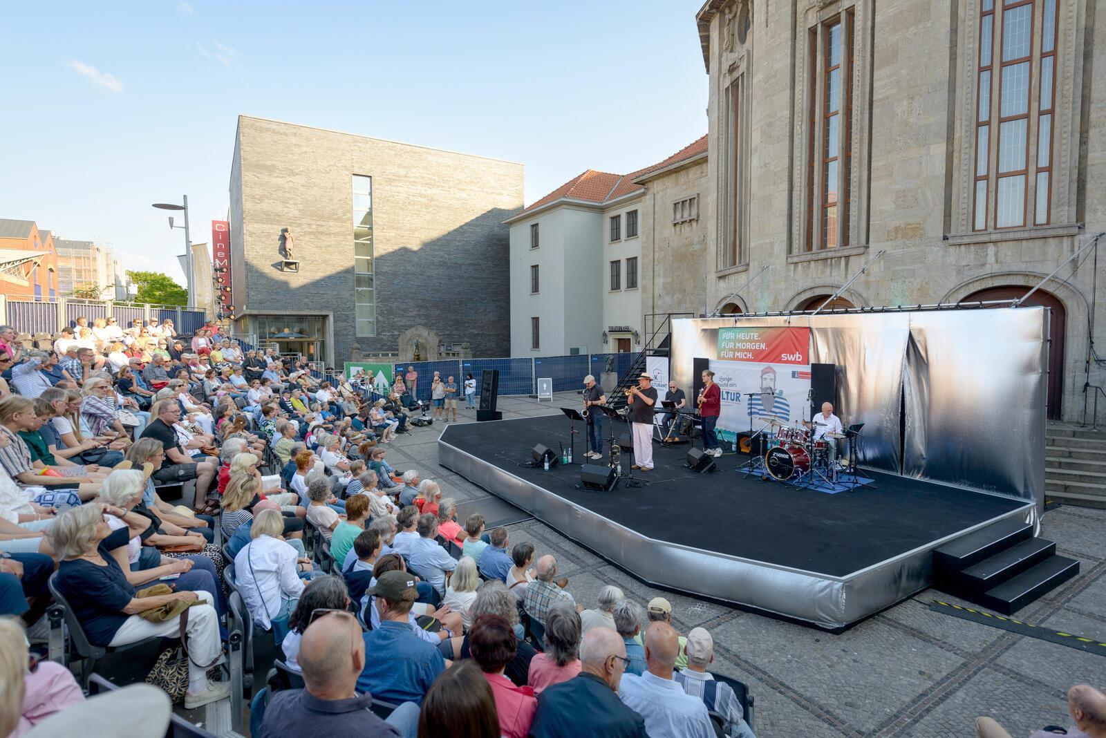"Can't Stop und Freunde" auf der Sommerbühne vorm Stadttheater. Foto: Masorat-f