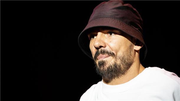 Ein Mann mit Hut. Capital Bra tritt nicht im Wehldorfer MTP auf, betrübt scheint der Rapper deswegen nicht zu sein.