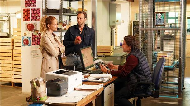 Tödlicher Erbstreit unter Obstbauern im „Bozen-Krimi“ Capo“ Sonja Schwarz (l-r, Chiara Schoras,) und Jonas Kerschbaumer (Gabriel Raab) befragen Johannes Karner (Oliver Mommsen).