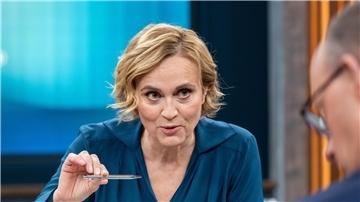 Caren Miosga (l) hat den renommierten Sendeplatz Anfang des Jahres von Anne Will übernommen.