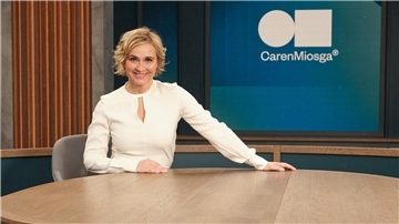 Caren Miosga startet mit ihrer politischen Gesprächssendung im neuen Design und bringt ihre Gäste an einem Tisch zusammen. 