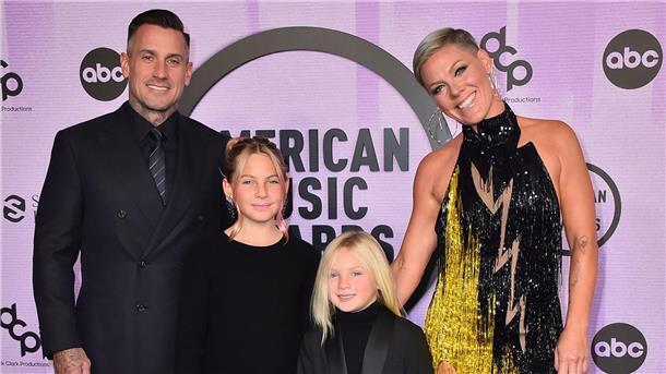 Carey Hart (l), Pink (r) und ihre Kinder Willow Sage Hart (2.v.l) und Jameson Moon Hart bei den American Music Awards 2022.