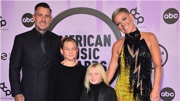 Carey Hart (l), Pink (r) und ihre Kinder Willow Sage Hart (2.v.l) und Jameson Moon Hart bei den American Music Awards 2022.