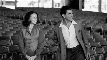 Carey Mulligan als Felicia Montealegre und Bradley Cooper als Leonard Bernstein in „Maestro“.