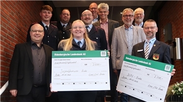 Carina Schramm (Jugendfeuerwehr) und Klaus Wendeling (DLRG) freuen sich über die Spendenschecks der Braker Lions.