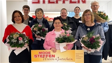 Carina Söhl (hinten links) und Janine Schradick (hinten, Zweite von rechts) vom Mode-Steffen-Team überreichten den glücklichen Gewinnerinnen und Gewinnern ihre Preise.