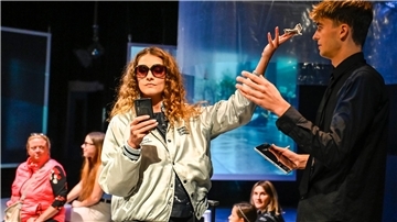 Carina Sönksen (Anna) und Janek Biedermann (Lenny) auf der Bühne, wo auch das Publikum Teil der Inszenierung wurde.