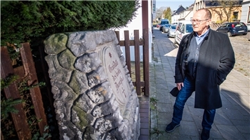 Carl Müller-Neumann an seinem Lieblingsort am Gedenkstein des Heiligen Dionysius, der ihn an seine Jugendzeit in Bremerhaven erinnert.