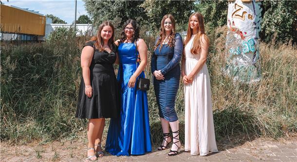 Carl-von-Ossietzky, Oberschule Kl. 10a: Louisa Haase, Lisa-Marie Reinefeld, Ceci...