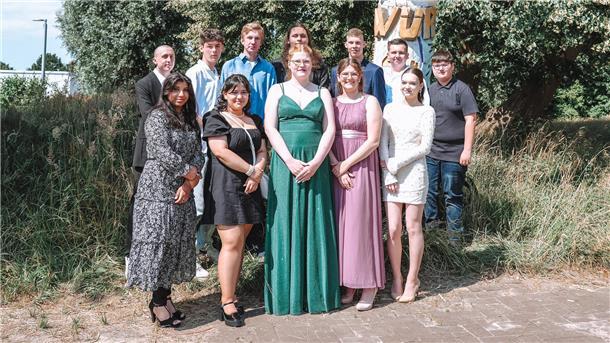 Carl-von-Ossietzky, Oberschule, Kl. 10b: vordere Reihe von links nach rechts: Ya...