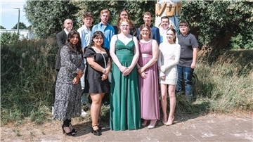 Carl-von-Ossietzky, Oberschule, Kl. 10b: vordere Reihe von links nach rechts: Ya...