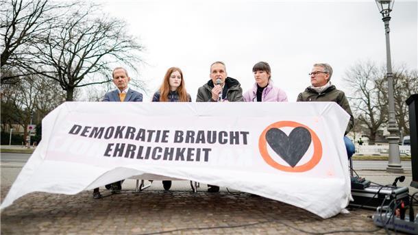 Letzte Generation plant neue Klimaproteste Carla Hinrichs (2.v.r), Sprecherin der Letzen Generation, spricht bei einer Pressekonferenz mit anderen Beteiligten.