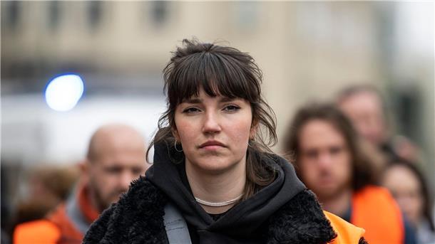Klimaaktivisten starten Blockaden in Berlin Carla Hinrichs, Sprecherin der „Letzten Generation“, nimmt an einen unangemeldeten Protest teil.