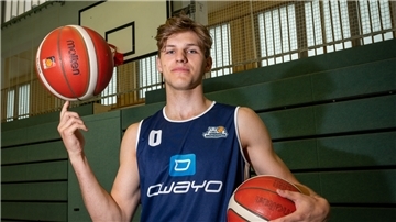 Carlo Meyer wurde von den Eisbären mit einer Sonderlizenz ausgestattet und darf mit dem Profi-Team trainieren.