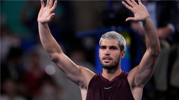 Alcaraz schimpft über Referee und feiert nächsten Titel Carlos Alcaraz feiert in Tokio seinen achten Titel in diesem Jahr.
