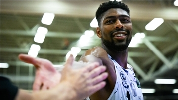 Carlos Carter hat in der vergangenen Saison sein Profi-Debüt bei den Uni Baskets Münster gegeben und gilt als bodenständiger, umgänglicher Typ.