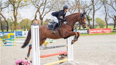 Carlotta Kopitzki vom RV Elmlohe-Marschkamp hat im A-Zeitspringen bei den Elmlohe Open so eine stilistisch tolle Runde gedreht, dass sie nicht zu schlagen war.