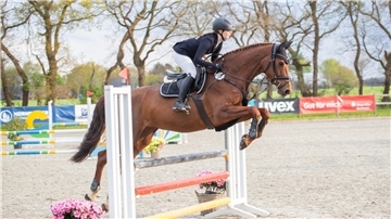Carlotta Kopitzki vom RV Elmlohe-Marschkamp hat im A-Zeitspringen bei den Elmlohe Open so eine stilistisch tolle Runde gedreht, dass sie nicht zu schlagen war.