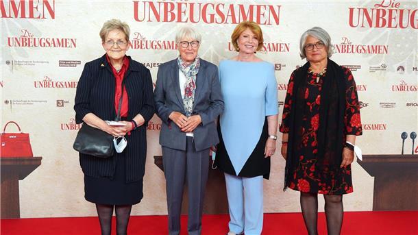„Die Unbeugsamen“ - Doku über Frauen in der Politik Carola von Braun (l-r, FDP), Helga Schuchardt (FDP), Sabine Gräfin von Nayhauß-Cormons, und Christa Nickels (Bündnis90/Die Grünen) bei der Premiere der Doku „Die Unbeugsamen“.