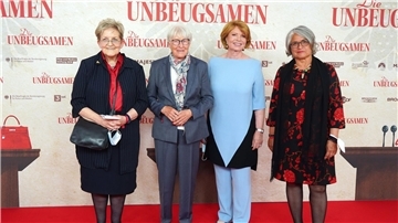 Carola von Braun (l-r, FDP), Helga Schuchardt (FDP), Sabine Gräfin von Nayhauß-Cormons, und Christa Nickels (Bündnis90/Die Grünen) bei der Premiere der Doku „Die Unbeugsamen“.