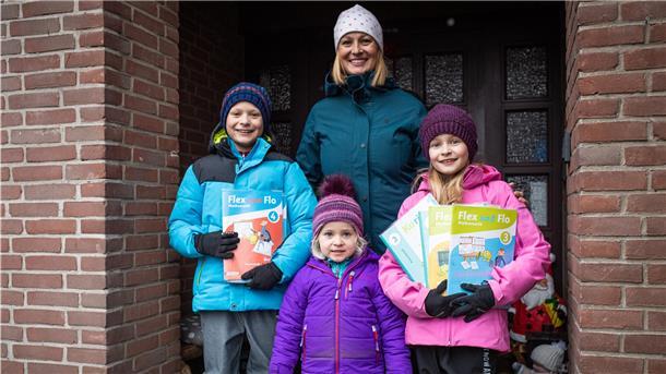 Carolin Biela betreut ihre Kinder (von links) Felix (10), Hanna (3) und Laura (8) aufgrund der Corona-Beschränkungen zu Hause in Wulsdorf. Auch in den kommenden Wochen heißt es weiter Homeschooling.