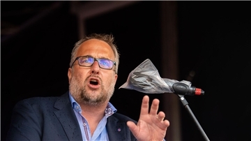 Carsten Burckhardt ist Vorstandsmitglied der IG Bau und setzt sich für höhere Löhne ein.