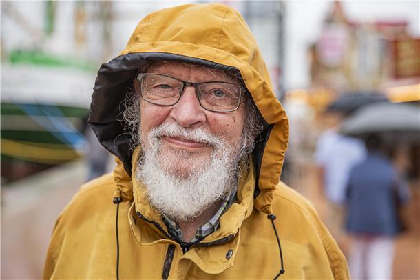 Ein Mann in einer gelben Regenjacke. 