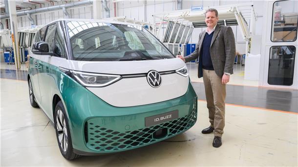 VW plant Elektro-Transporterfamilie ab 2028 Carsten Intra, Vorstand Volkswagen Nutzfahrzeuge, steht neben einem Elektrobus Volkswagen ID.Buzz im Werk von Volkswagen Nutzfahrzeuge in Hannover.
