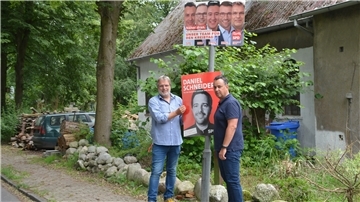 Carsten Link (links) und Oliver Lottke ersetzen die gestohlenen Wahlplakate und hoffen, dass die neuen Exemplare länger hängen als ihre Vorgänger.