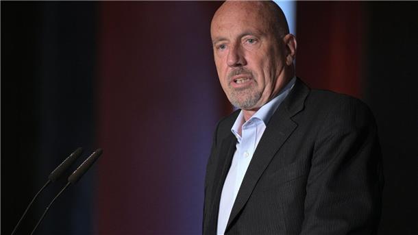 CDU-Landeschef Meyer-Heder will nicht erneut kandidieren Carsten Meyer-Heder, der wieder gewählte CDU Landesvorsitzende des Landes Bremen, spricht beim CDU Landesparteitag in Bremen.