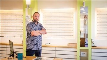 Carsten Müller, Augenoptikermeister und Betriebsleiter vom Optik- und Akustikgeschäft Grienig in Leherheide, steht vor leeren Brillenregalen. Rund 2000 Brillenfassungen und Sonnenbrillen sowie einige optische Geräte wurden von Dieben entwendet.